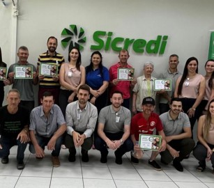 Representantes das entidades beneficiadas em 2022 e colaboradores do Sicredi na entrega dos certificados