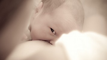 A amamentação beneficia mamães e bebês