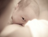 A amamentação beneficia mamães e bebês