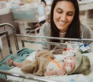 Bebês internados nos hospitais Estrela e Divina celebram o Dia das Crianças