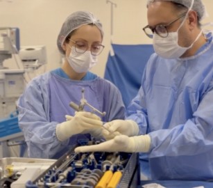 Hospital Estrela realiza sua primeira cirurgia de joelho com auxílio robótico