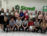 Representantes das entidades beneficiadas em 2022 e colaboradores do Sicredi na entrega dos certificados