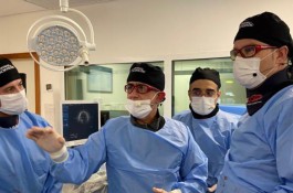 O Dr. Alexandre Quadros (D) realizou procedimento transmitido ao vivo, junto com outros cardiologistas
